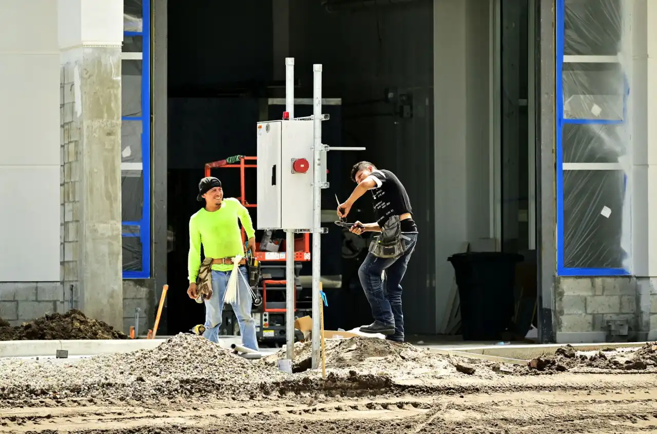 室内设计中全屋定制与成品家具的对比分析与选型指南