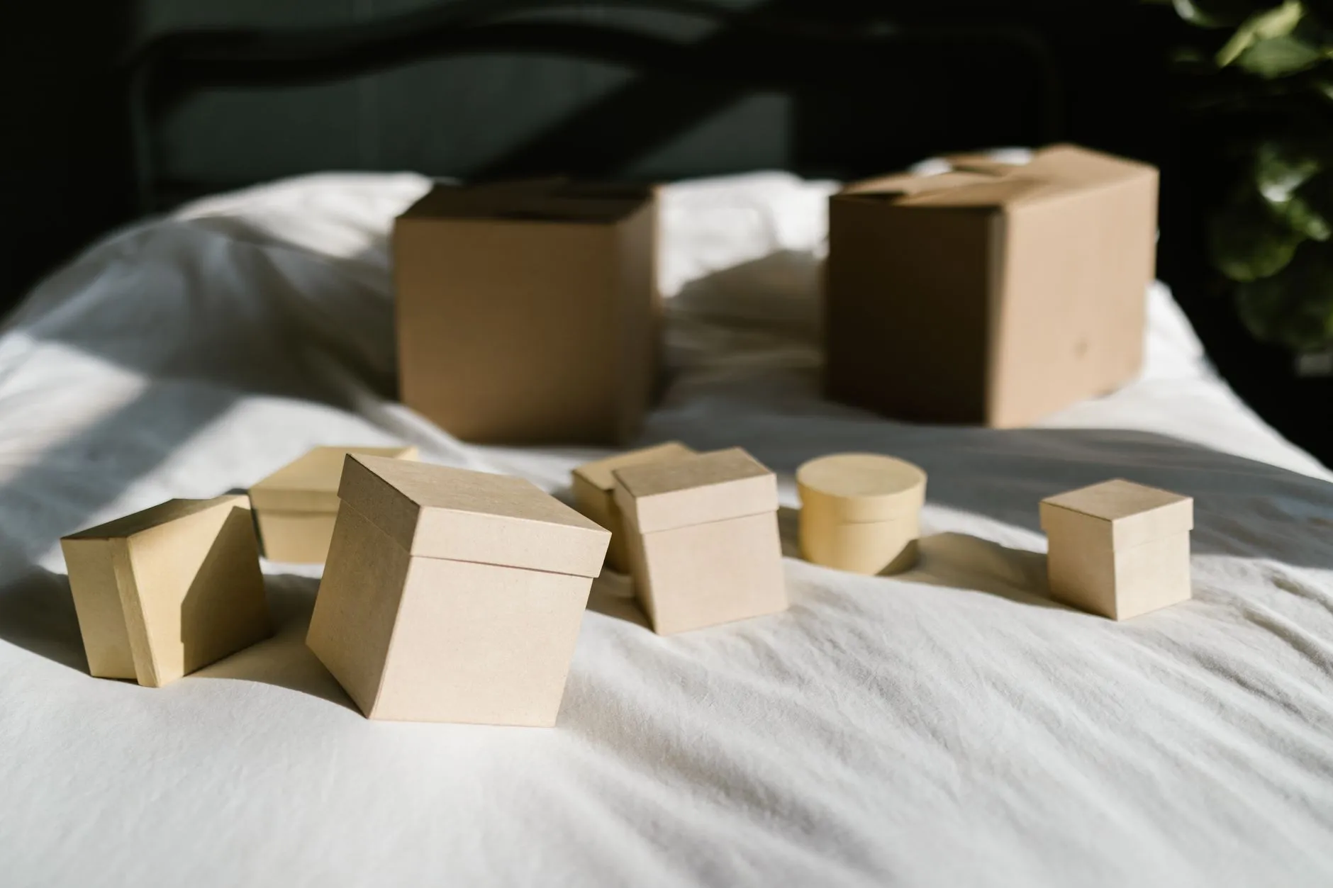 装修工程全屋定制与成品家具在商业空间中的选型对比分析