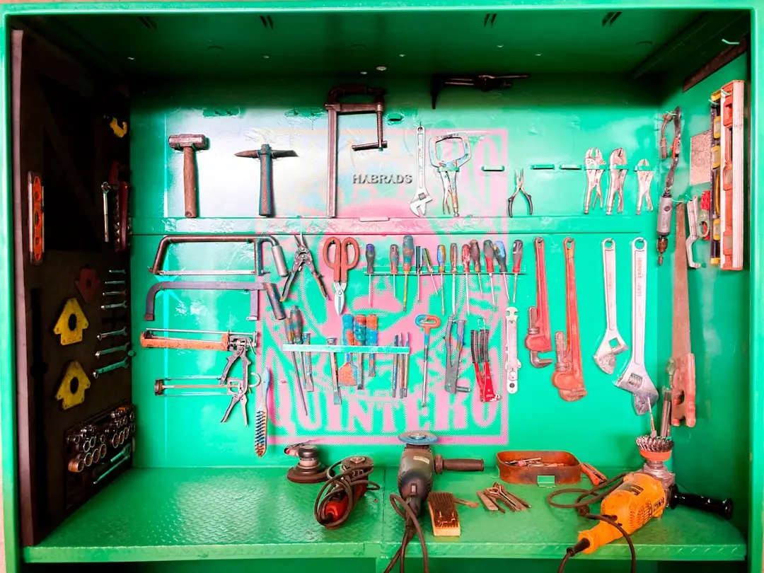 建筑装饰工程中全屋定制与成品家具的性价比对比分析
