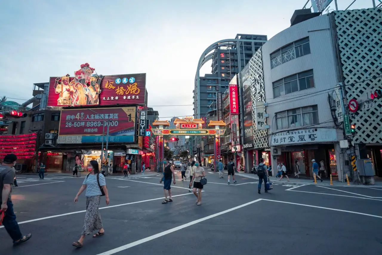 建筑装饰工程中全屋定制与成品家具的性价比对比分析