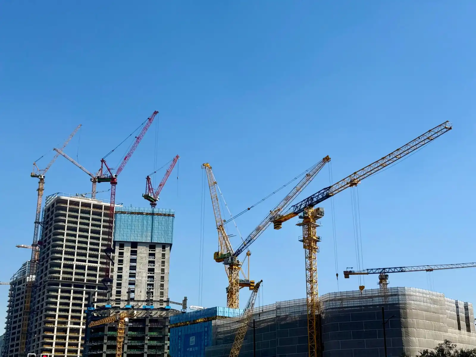 室内设计中无主灯照明技术应用趋势与效果对比分析