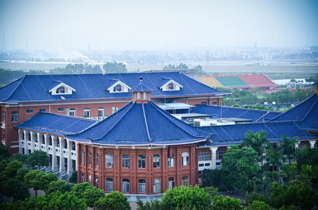 2024年建筑装饰材料选购指南：全屋定制与商业空间方案对比